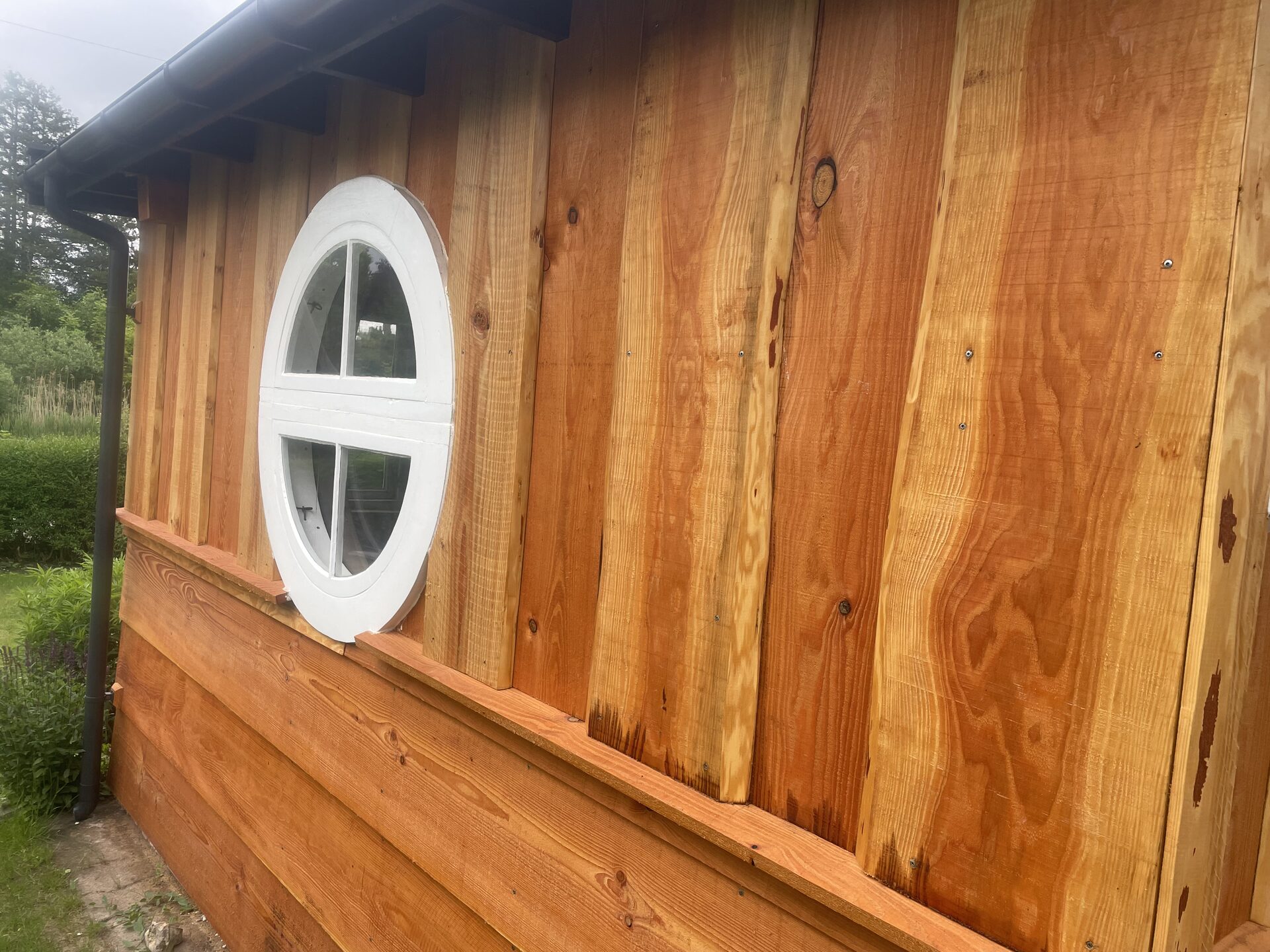 Detalje – ovalt vindue i træfacade – Gilleleje